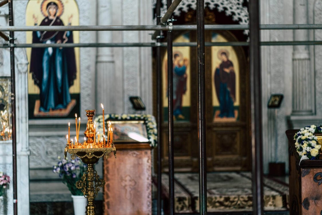 Μητροπολίτης έκανε παρατήρηση σε εκπαιδευτικό για το πουκάμισό του – Αντιδράσεις από εκπαιδευτικούς