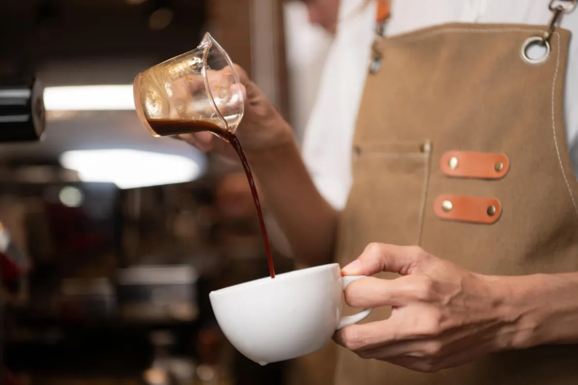 Ο καφές απ’ έξω μάς φτωχαίνει; Η θεωρία του «latte factor» εξηγεί