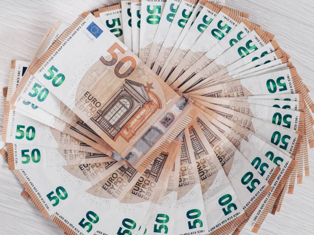 Επιδόματα: Πώς θα λειτουργεί η προπληρωμένη κάρτα 