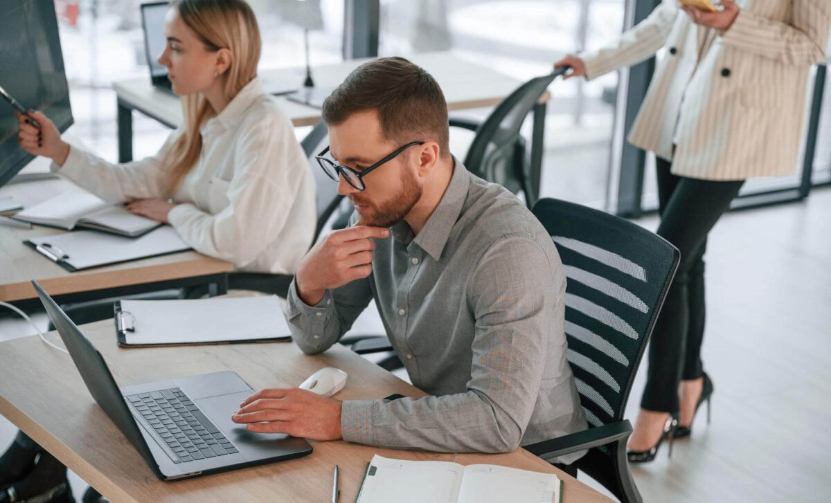 Εργάνη: Λιγότερες προσλήψεις, περισσότερες απολύσεις και πλήγμα στις ηλικίες 45-64