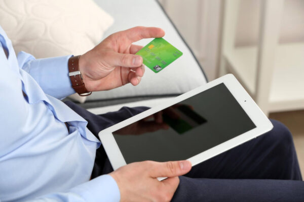 ΑΛΛΑΖΟΥΝ οι αναλήψεις και οι καταθέσεις: Τι θα ισχύσει με  POS και ATM