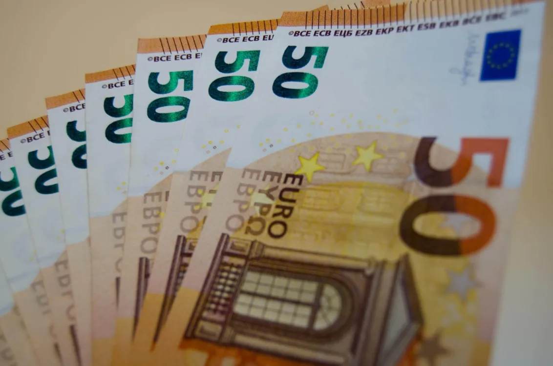 Πώς θα διανεμηθούν παροχές 1,7 δισ. ευρώ σε 4.000.000 δικαιούχους το 2026