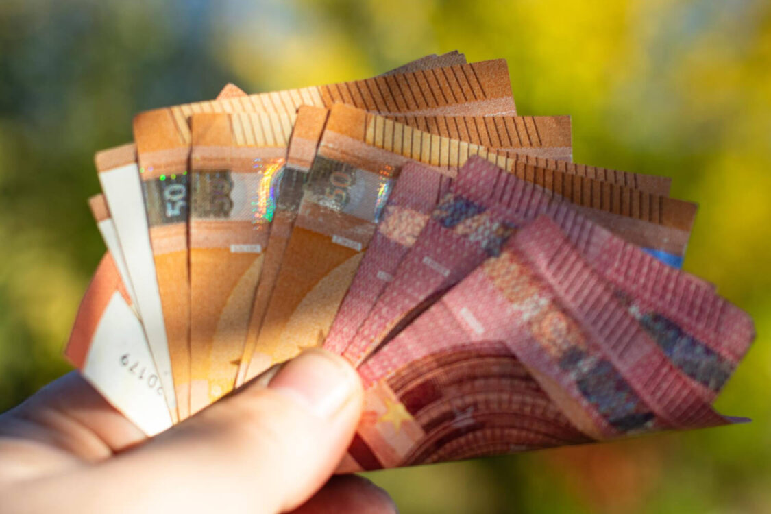 Πώς επηρεάζει η εργασία ή μερική απασχόληση το Ελάχιστο Εγγυημένο Εισόδημα