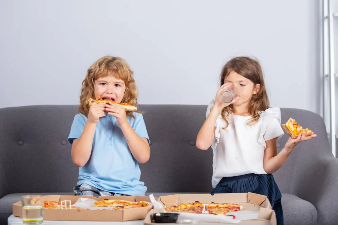 Μπορούμε να αφήνουμε το παιδί να τρώει «σαβούρες»; Ή μήπως όχι;