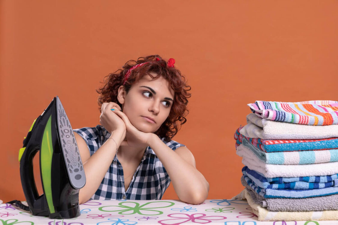 Ξεχάστε το σίδερο: Έξυπνα κόλπα για ρούχα χωρίς σιδέρωμα και χωρίς ζάρες