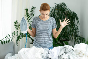 Ξεχάστε το σίδερο: Έξυπνα κόλπα για ρούχα χωρίς σιδέρωμα και χωρίς ζάρες