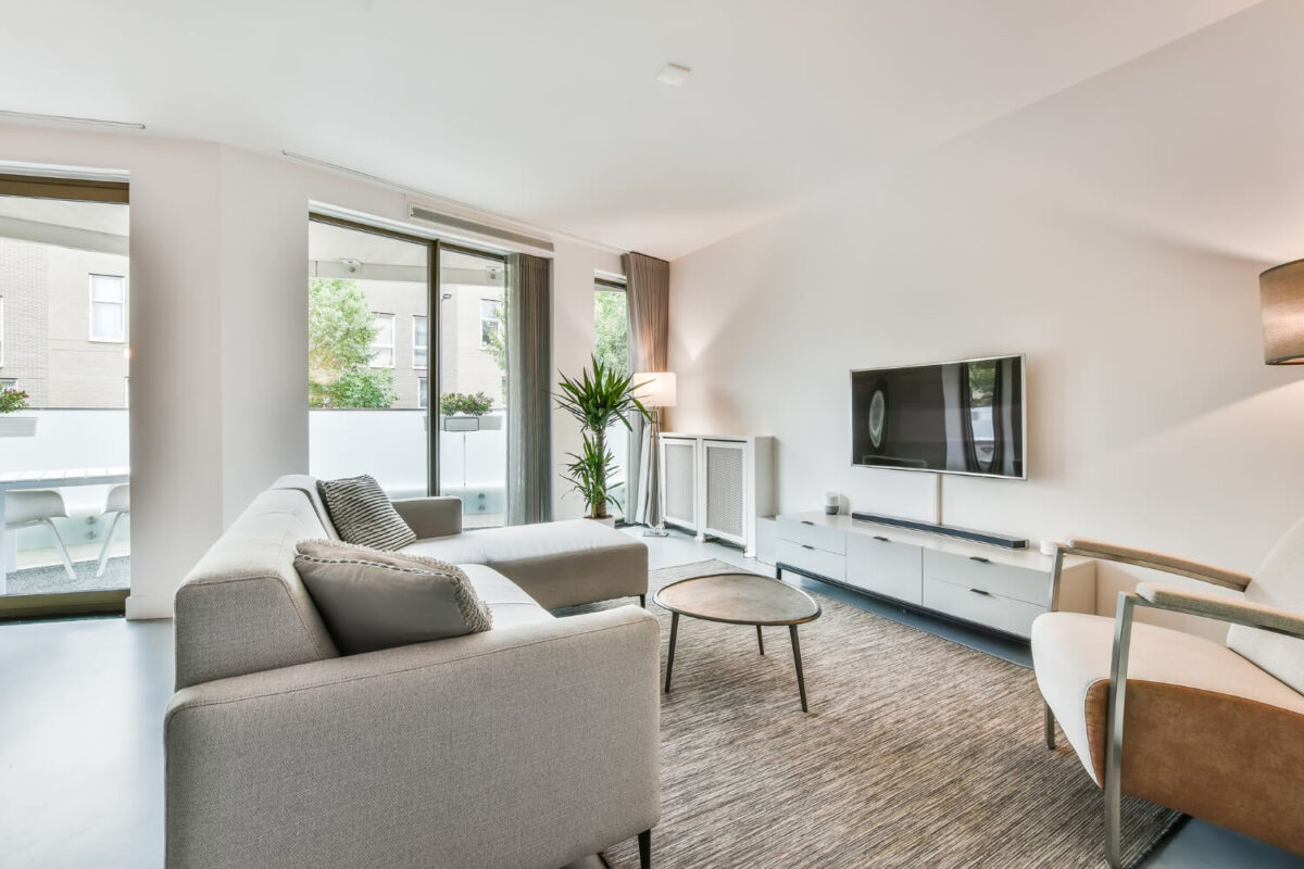 ΝΕΕΣ αλλαγές στα  Airbnb: Τι αλλάζει με ΦΠΑ, ΑΜΑ και τα «μπλόκα» στην Αθήνα