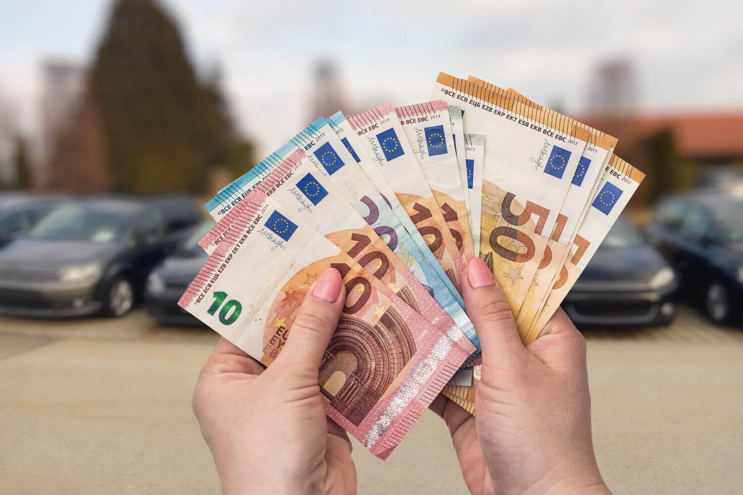 Ο σχεδιασμός για τις αυξήσεις επιδομάτων και οι «κόφτες»
