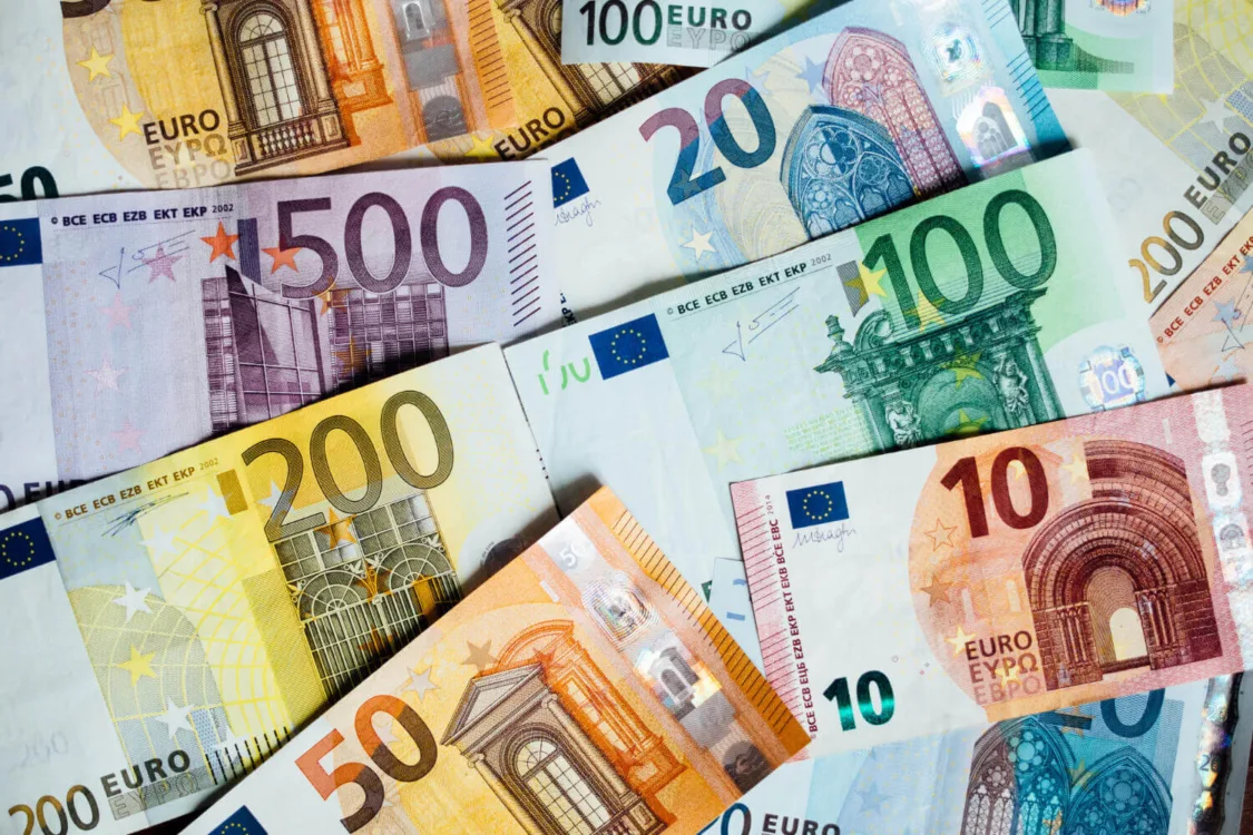 ΟΠΕΚΑ: Σήμερα η πληρωμή για τα επιδόματα – Τι αλλάζει για το επίδομα παιδιού