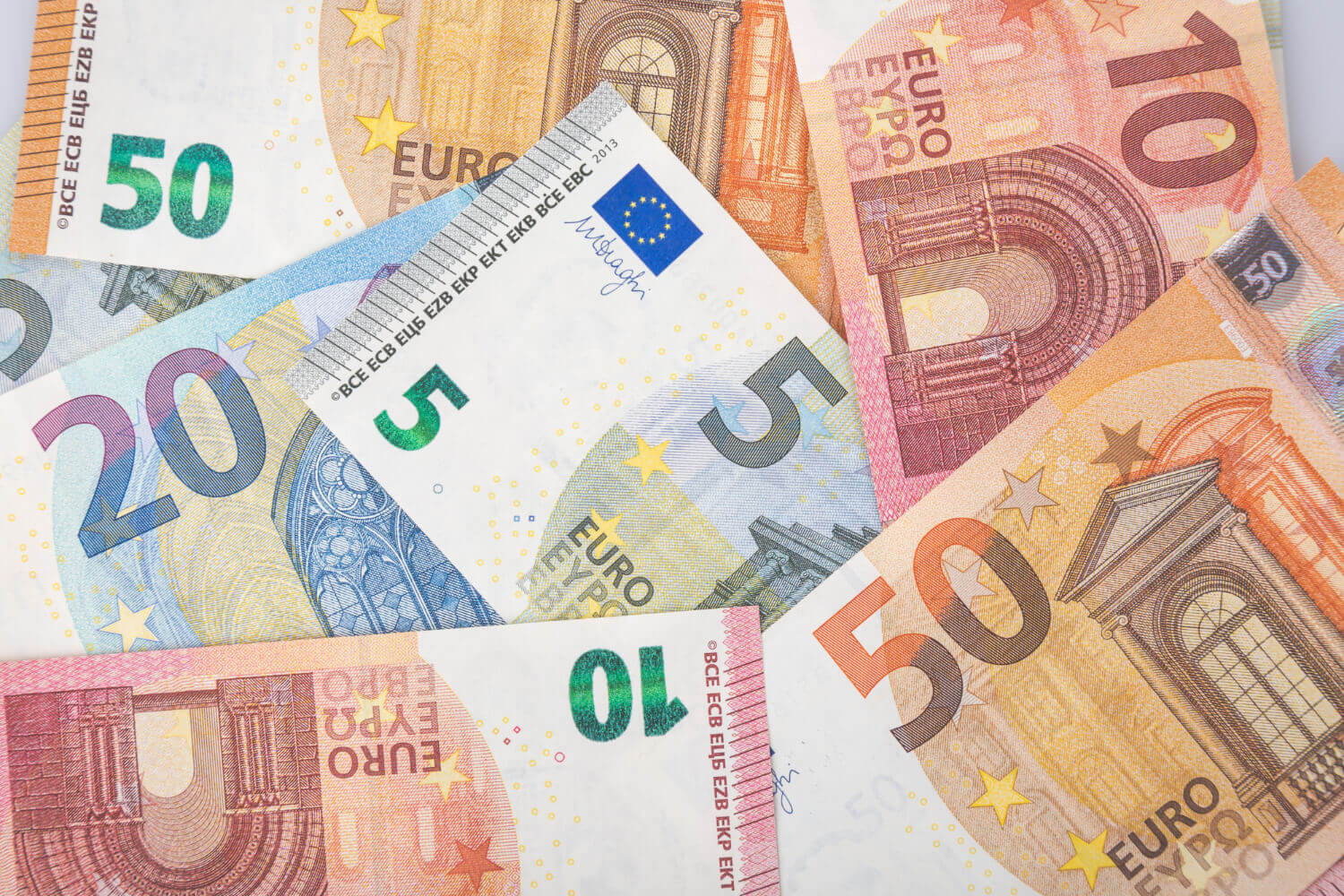 Επίδοµα έως 1.298 ευρώ για 2.500 νέους ανέργους τον Μάιο - Οι κερδισμένοι και η διαδικασία