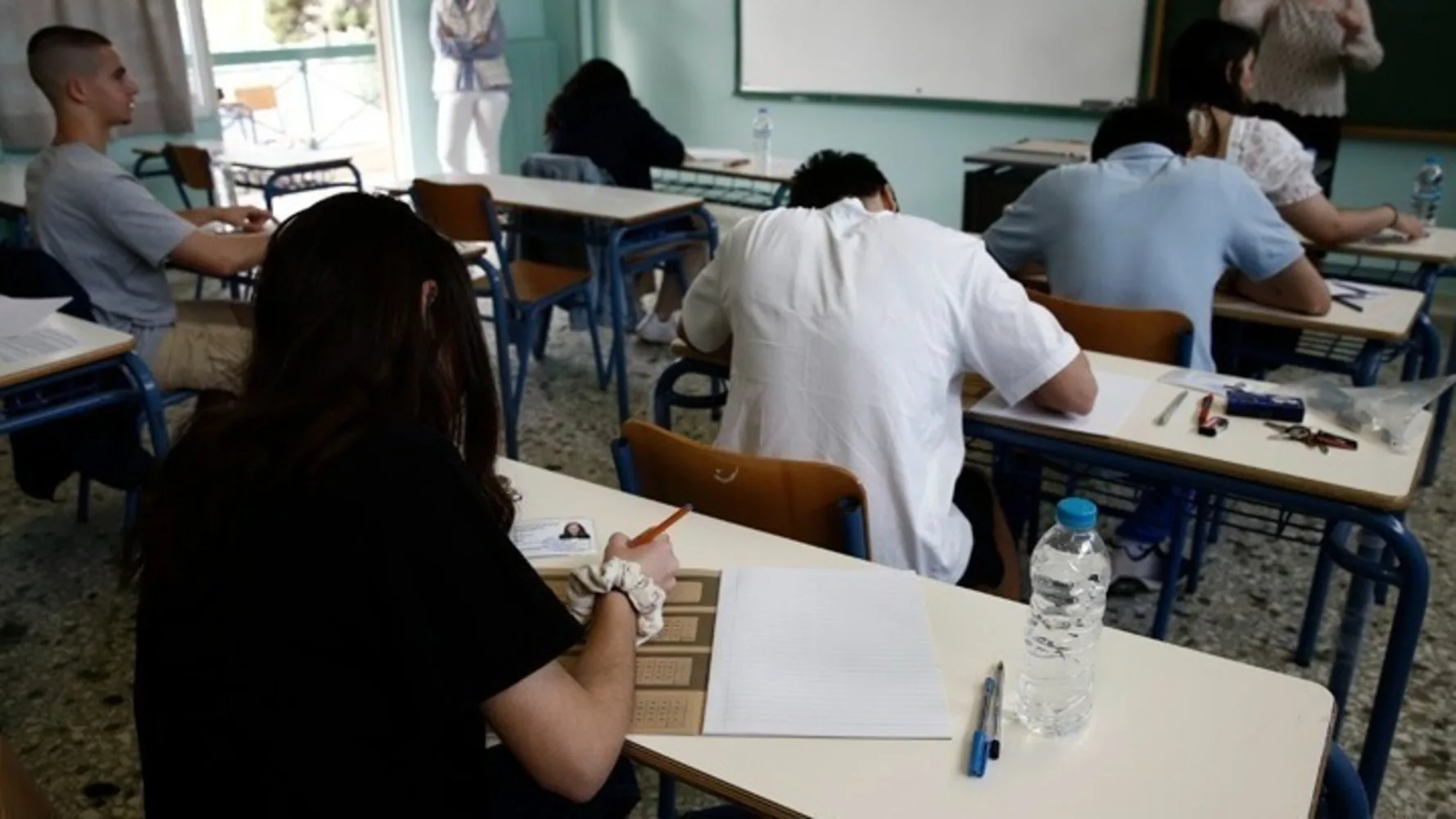 Πανελλήνιες 2025 - Η τεχνητή νοημοσύνη απαντά: Εύκολα ή δύσκολα τα θέματα σε Ιστορία, Φυσική, Οικονομία;