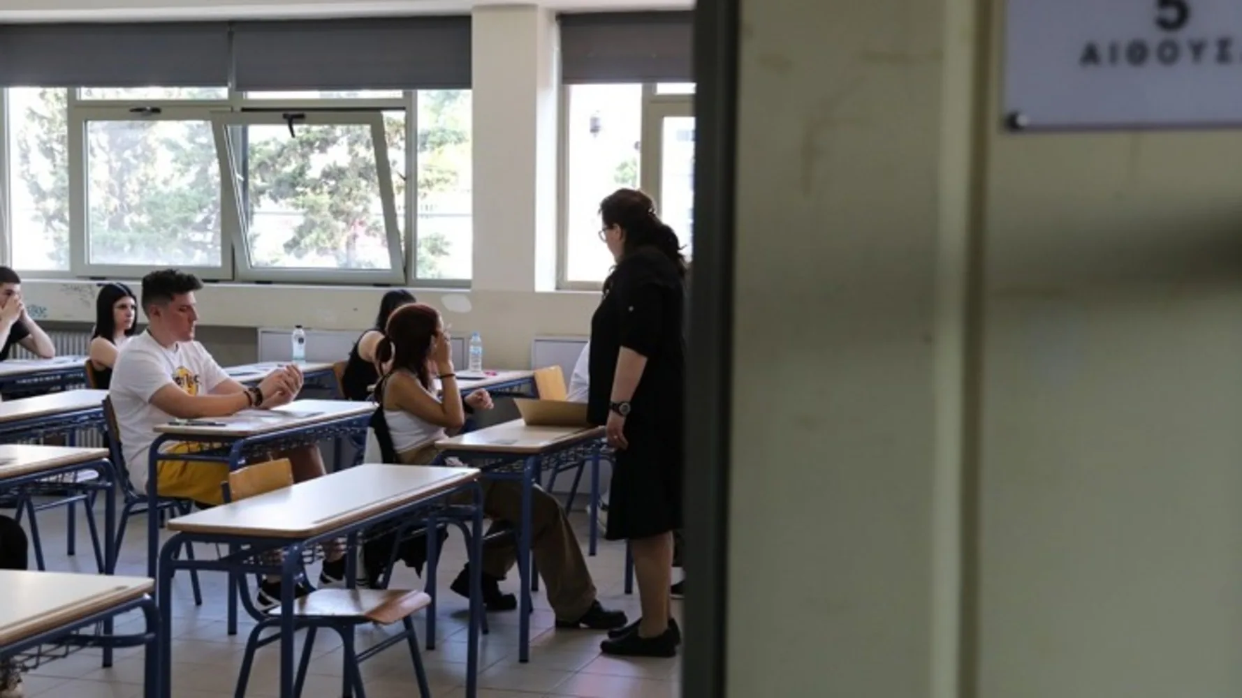 Πανελλήνιες 2025: ΠΡΟΣΟΧΗ! Πότε μηδενίζεται το γραπτό - Τι ισχύει με τα κινητά