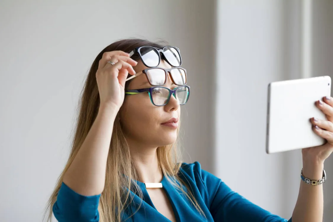 Πρεσβυωπία και ασκήσεις ματιών: Υπάρχει τρόπος να καθυστερήσουμε την εξέλιξή της;