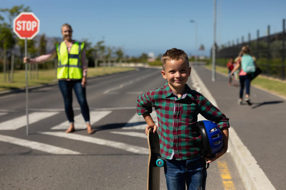 Στο περιθώριο οι σχολικοί τροχονόμοι: 10 ευρώ την ημέρα χωρίς ασφάλιση - Τι ορίζει η νέα ΚΥΑ