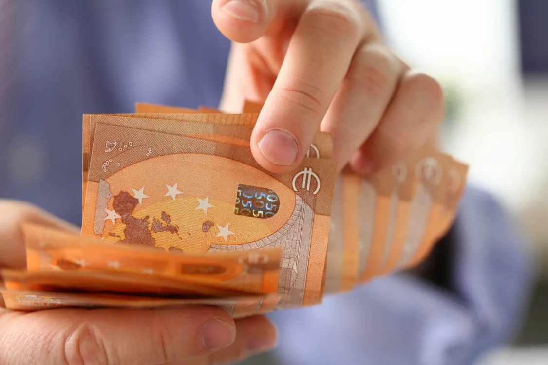 Πληρώνεται το επίδομα 100 ευρώ - Τι ώρα θα φανούν τα χρήματα στους λογαριασμούς 