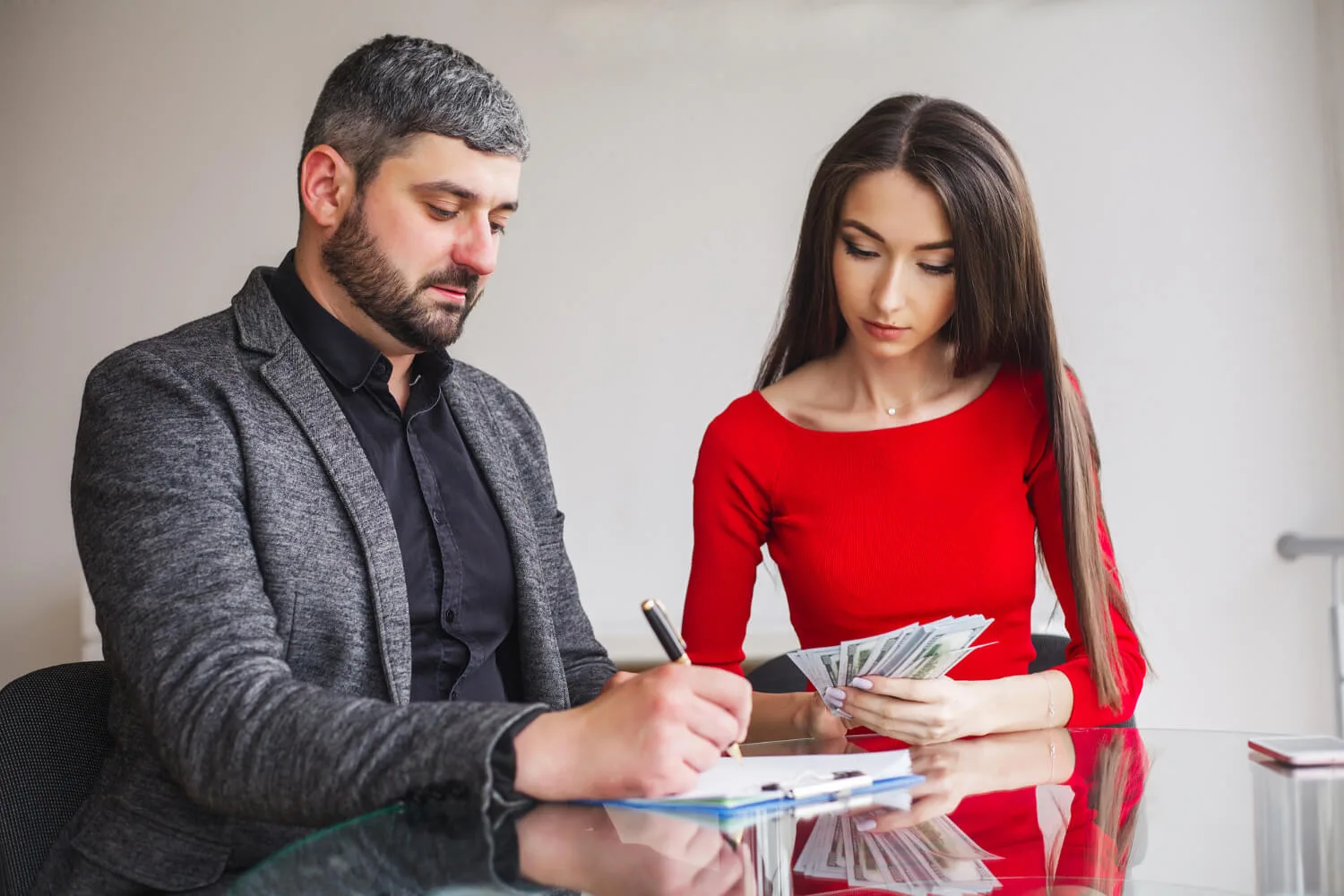 Ηλεκτρικό ρεύμα: Έρχονται πορτοκαλί και κόκκινα τιμολόγια - Τι θα γίνει με τα πράσινα