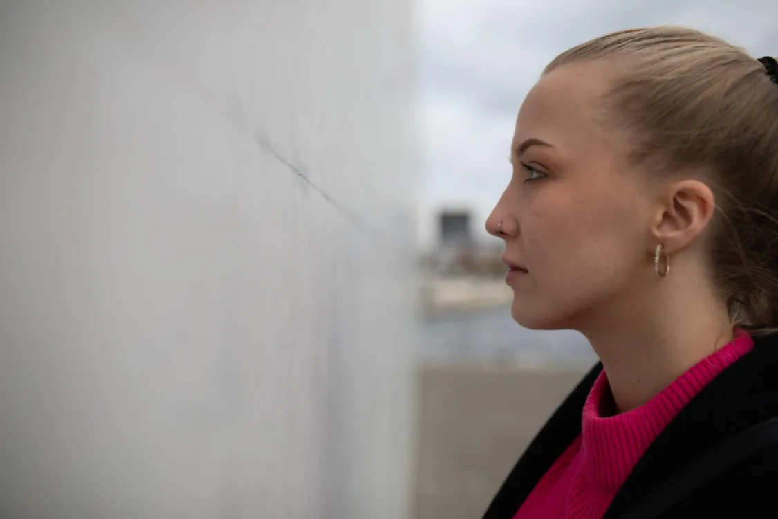 Όταν το βλέμμα χάνεται: Τι σημαίνει το απλανές βλέμμα και γιατί το βιώνουμε