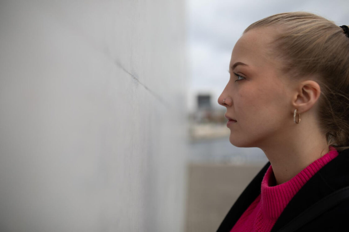 Όταν το βλέμμα χάνεται: Τι σημαίνει το απλανές βλέμμα και γιατί το βιώνουμε