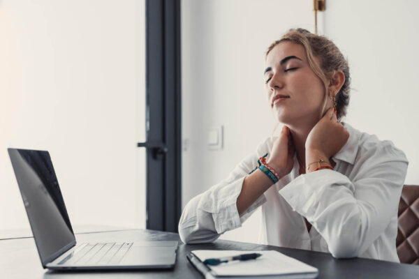Ευθειασμός αυχένα: Γιατί προκαλεί πόνο και πώς αντιμετωπίζεται