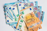 Επίδομα 300 ευρώ και βοήθημα 150 ευρώ ανά παιδί – Τα νέα μέτρα στήριξης