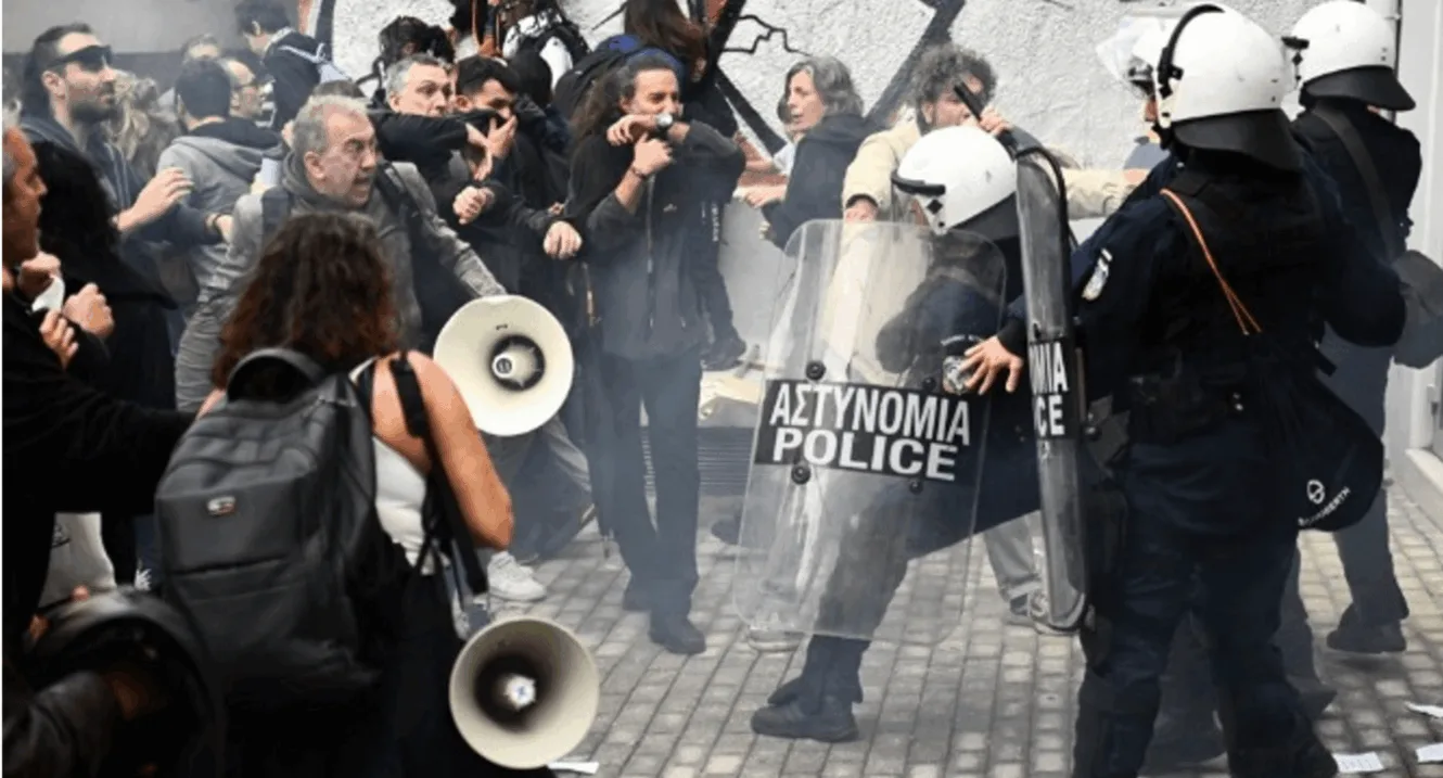 Μαθητές στο νοσοκομείο μετά από χρήση δακρυγόνων - Επίθεση ΜΑΤ έξω από τη ΔΙΠΕ Α΄ Αθήνας