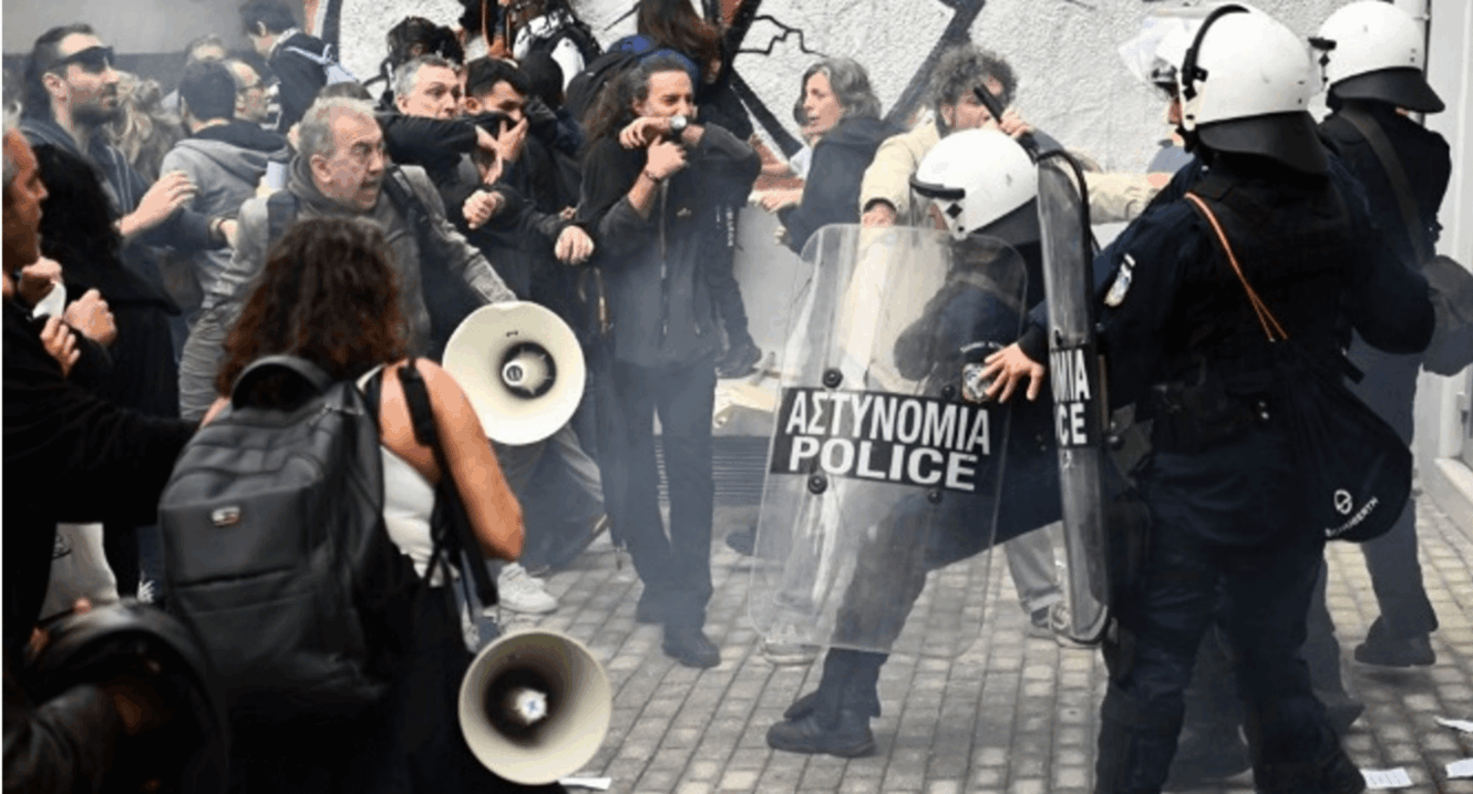 Μαθητές στο νοσοκομείο μετά από χρήση δακρυγόνων - Επίθεση ΜΑΤ έξω από τη ΔΙΠΕ Α΄ Αθήνας