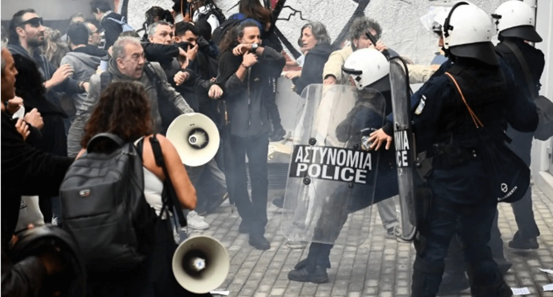 Μαθητές στο νοσοκομείο μετά από χρήση δακρυγόνων - Επίθεση ΜΑΤ έξω από τη ΔΙΠΕ Α΄ Αθήνας