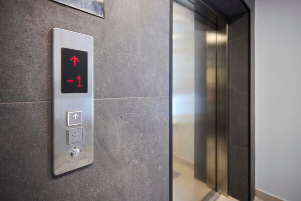 Ανελκυστήρας «υποχρεωτικός» σε κατοικίες πάνω από 9 μέτρα:  Όλες οι αλλαγές