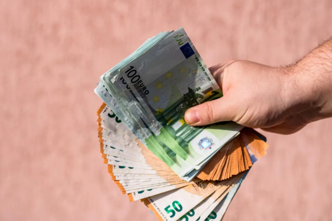 Έρχεται μπαράζ πληρωμών σε επιδόματα