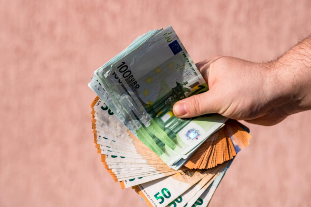 Εκπαιδευτικό επίδομα 1.900 ευρώ: Ποιοι μπορούν να συμμετέχουν στη δράση