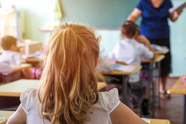 Σχολεία – Εκπαιδευτικοί: Έρχονται «ντροπιαστικές συμπτύξεις» τμημάτων