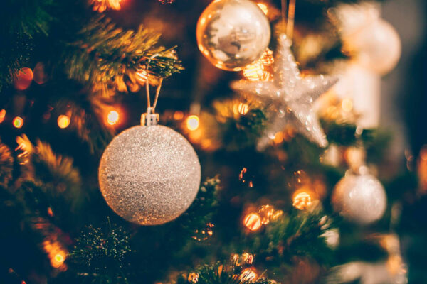 Εορταστικό ωράριο 2025:  Τι ώρα κλείνουν τα καταστήματα κάθε μέρα