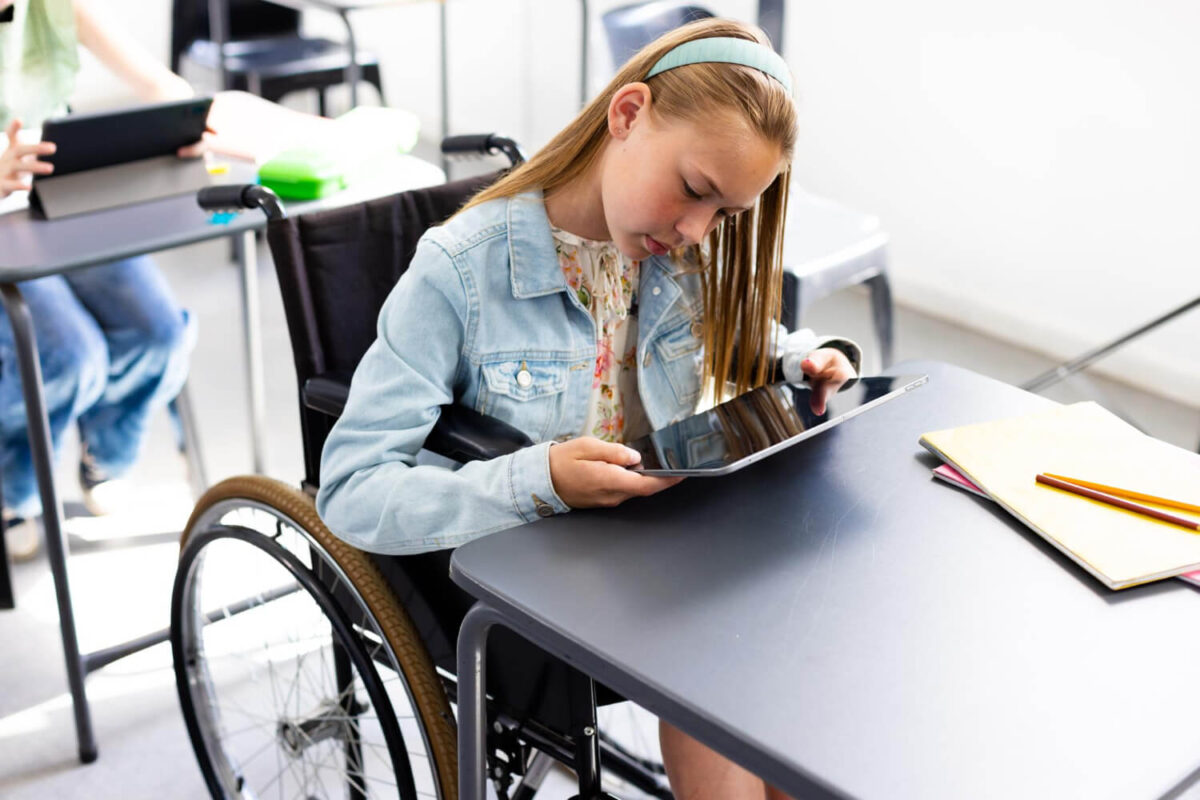 Σοβαρές ελλείψεις στη στήριξη μαθητών ΑΜΕΑ: Κλεισμένοι στο σπίτι, στερούνται καθηγητών ειδικής αγωγής και στοιβάζονται σε λίγα ακατάλληλα σχολικά κτίρια