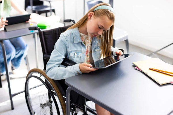 Σοβαρές ελλείψεις στη στήριξη μαθητών ΑΜΕΑ: Κλεισμένοι στο σπίτι, στερούνται καθηγητών ειδικής αγωγής και στοιβάζονται σε λίγα ακατάλληλα σχολικά κτίρια