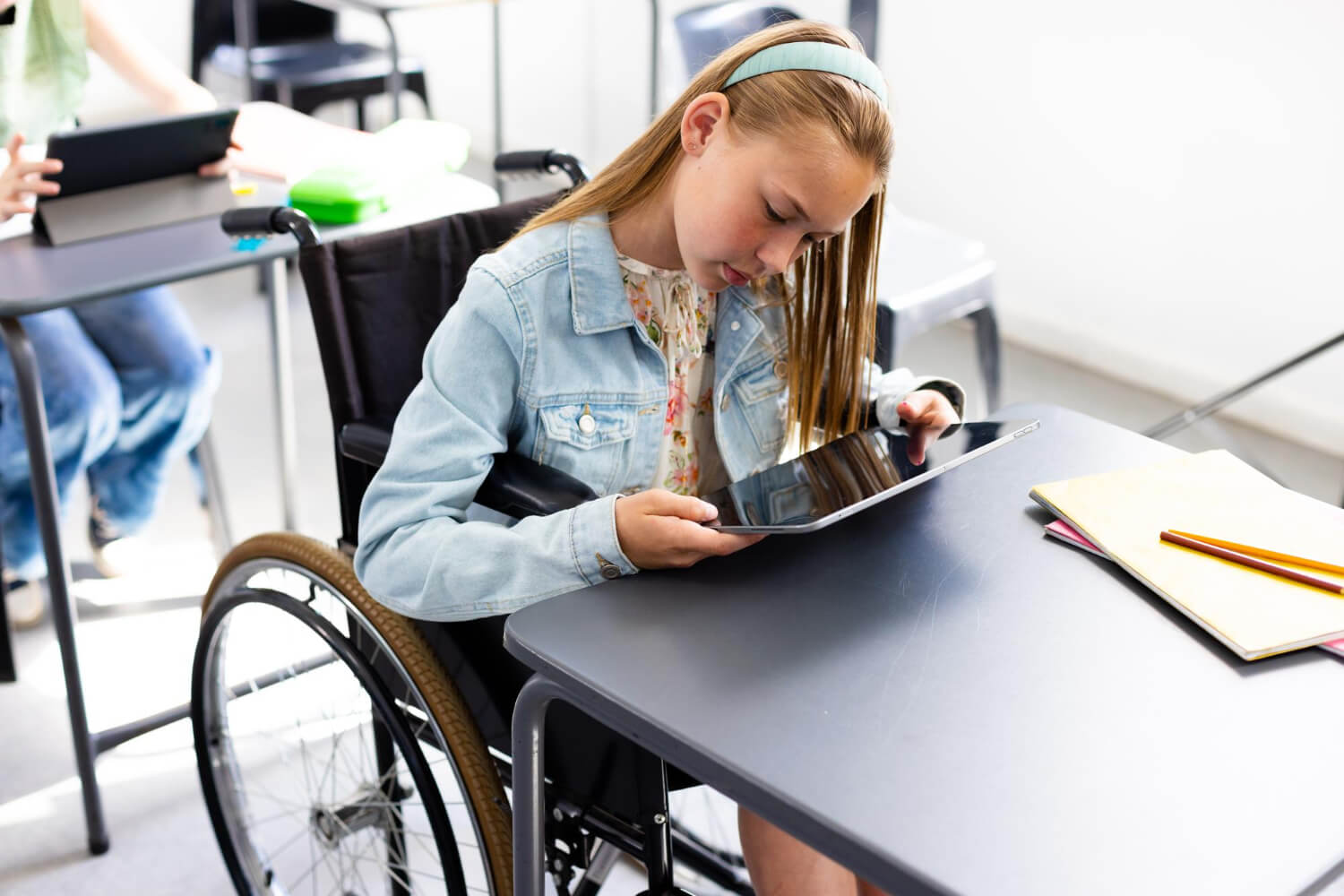 Σοβαρές ελλείψεις στη στήριξη μαθητών ΑΜΕΑ: Κλεισμένοι στο σπίτι, στερούνται καθηγητών ειδικής αγωγής και στοιβάζονται σε λίγα ακατάλληλα σχολικά κτίρια