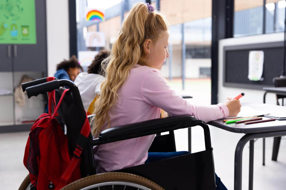 Σοβαρές ελλείψεις στη στήριξη μαθητών ΑΜΕΑ: Κλεισμένοι στο σπίτι, στερούνται καθηγητών ειδικής αγωγής και στοιβάζονται σε λίγα ακατάλληλα σχολικά κτίρια