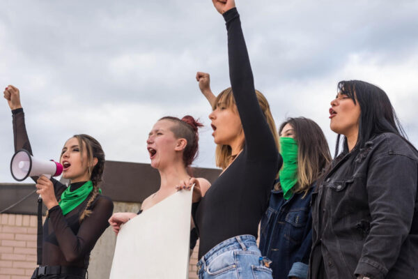 Τέμπη – Απεργία 28η Φεβρουαρίου: Παραλύει η χώρα – Ρολά σε Δημόσιο, τρένα και πλοία