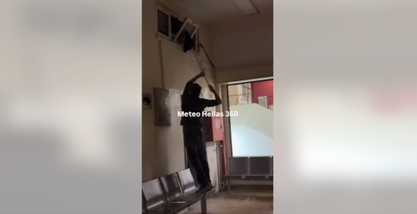 Κακοκαιρία: Πλημμύρισε αίθουσα στο Οικονομικό Πανεπιστήμιο Αθηνών – Φοιτητές προσπαθούν να σταματήσουν τα νερά, δείτε βίντεο