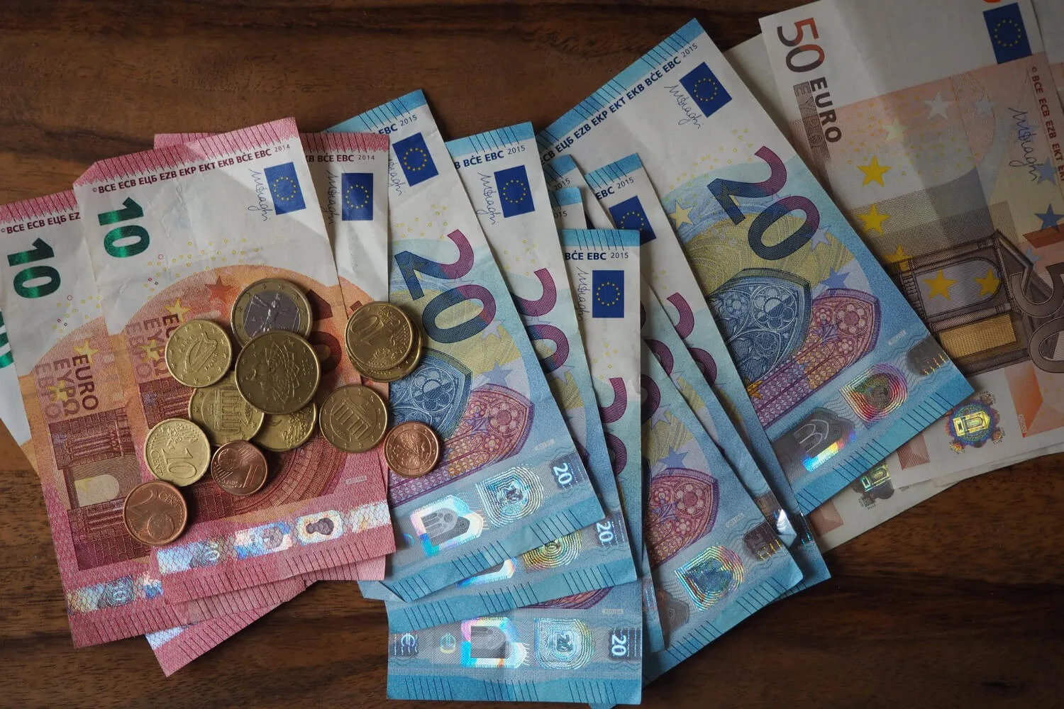 Πληρωμές πριν από τα Χριστούγεννα: Πότε μπαίνουν συντάξεις, δώρο ανέργων και επιδόματα ΟΠΕΚΑ