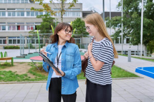 Σφοδρή αντίδραση για τις συγχωνεύσεις νηπιαγωγείων: Προειδοποιήσεις για υποβάθμιση της δημόσιας προσχολικής αγωγής
