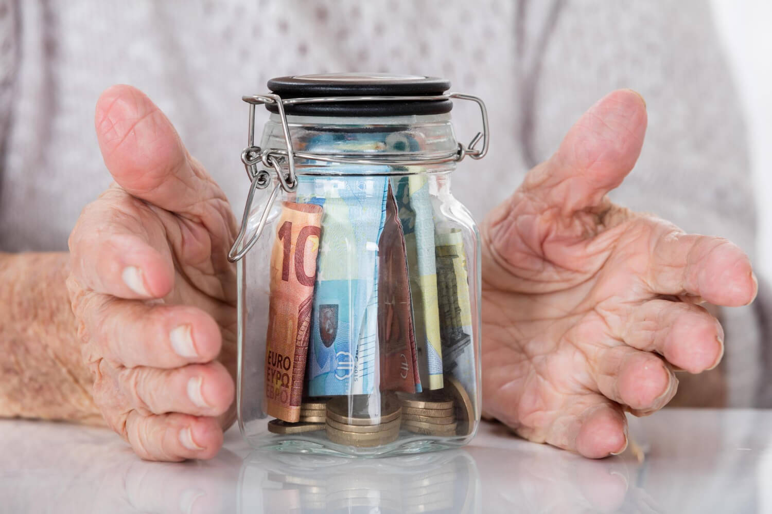 Χιλιάδες δικαιούχοι συντάξεων χηρείας αντιμετωπίζουν σημαντικές μειώσεις στα χρήματα που λαμβάνουν, με απώλειες που μπορεί να φτάσουν τα 300 έως 500 ευρώ μηνιαίως. Το «ψαλίδι» στις συντάξεις χηρείας ενεργοποιείται μετά την πρώτη τριετία από τον θάνατο του ασφαλισμένου, αλλά δεν αφορά όλους τους δικαιούχους.