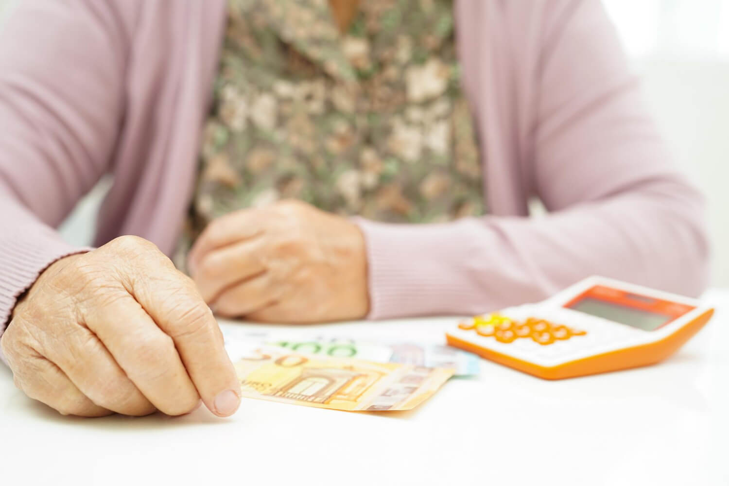 Συντάξεις: ΑΝΑΚΟΙΝΩΘΗΚΕ σύνταξη 1.700 ευρώ - Δείτε για ποιoύς