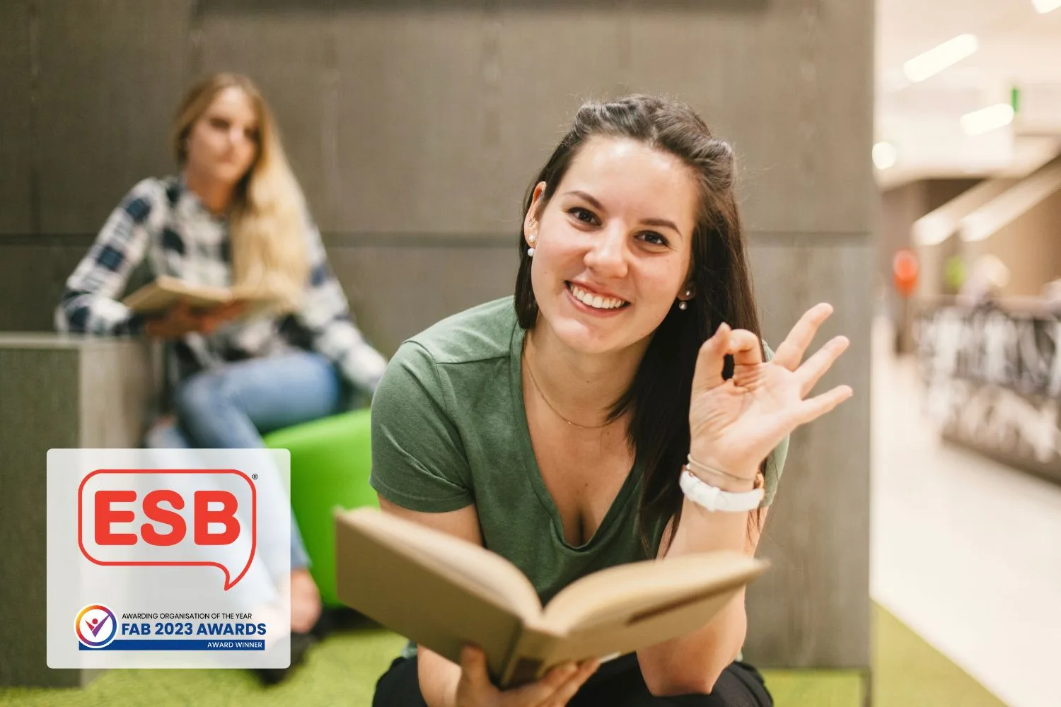 Νέοι ενήλικες μαθητές σε ομαδική μελέτη για πιστοποίηση ESB Online