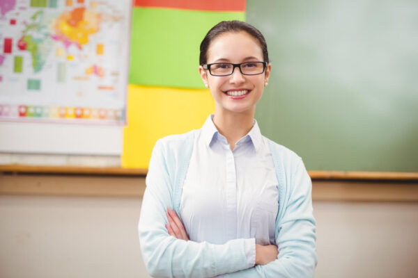 Χιλιάδες αναπληρωτές, χαμηλοί μισθοί και ελλείψεις στα σχολεία – Χωρίς ουσιαστική στήριξη από το Υπ. Παιδείας