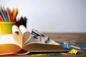 Εκπαιδευτικοί: Η κυβέρνηση καταργεί τις σχολικές επιτροπές και μετατρέπει τα σχολεία σε επαίτες