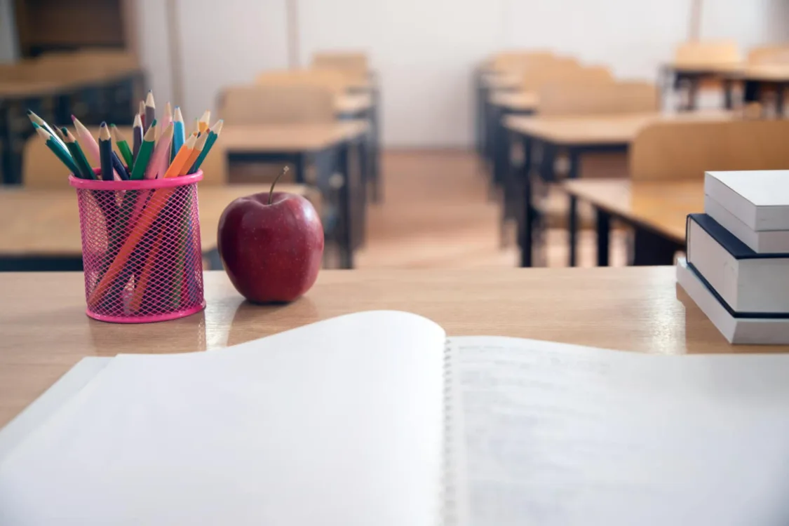 Σχολεία: Γονείς πληρώνουν από την τσέπη τους την παράλληλη στήριξη - Επιστρατεύονται ακόμα και συνταξιούχοι