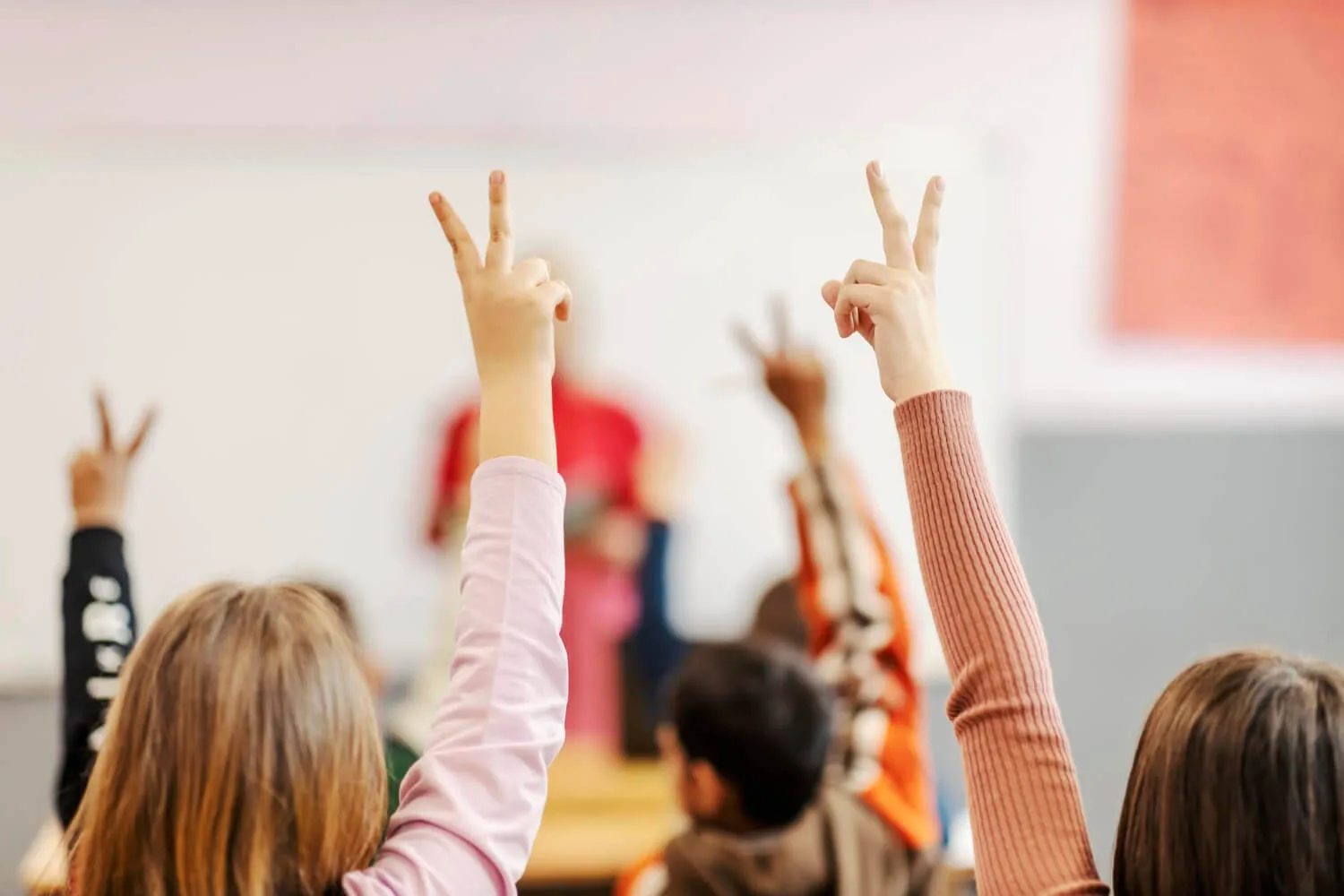 ΕΔΕ για τη διευθύντρια που φέρεται να αντάλλασσε απουσίες με «σκάψιμο»