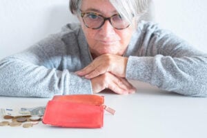 Συντάξεις: Ποιοί μπορούν να πάρουν συμπληρωματική σύνταξη 300 ευρώ