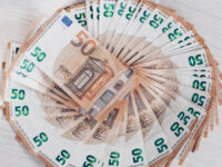 Κατώτατος μισθός: Οι αλλαγές που ισχύουν από σήμερα σε ιδιωτικό και δημόσιο τομέα