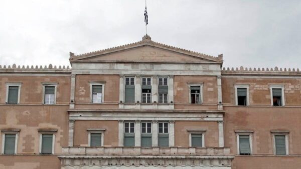Ελληνική Λύση: Ερώτηση για μετατάξεις εκπαιδευτικών σε ΣΑΕΚ – Τι απαντά το Υπουργείο